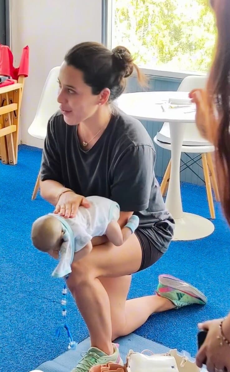Participante practica RCP pediátrica en un simulador infantil