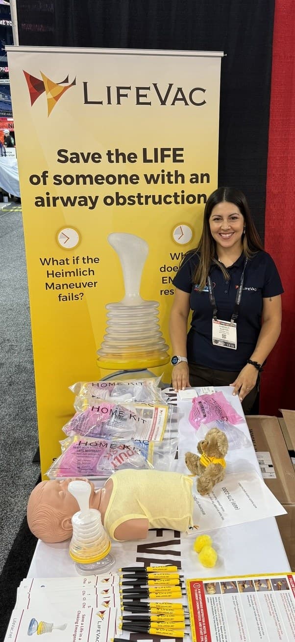 Representante de REAPP junto al stand de LifeVac en FDIC International 2025